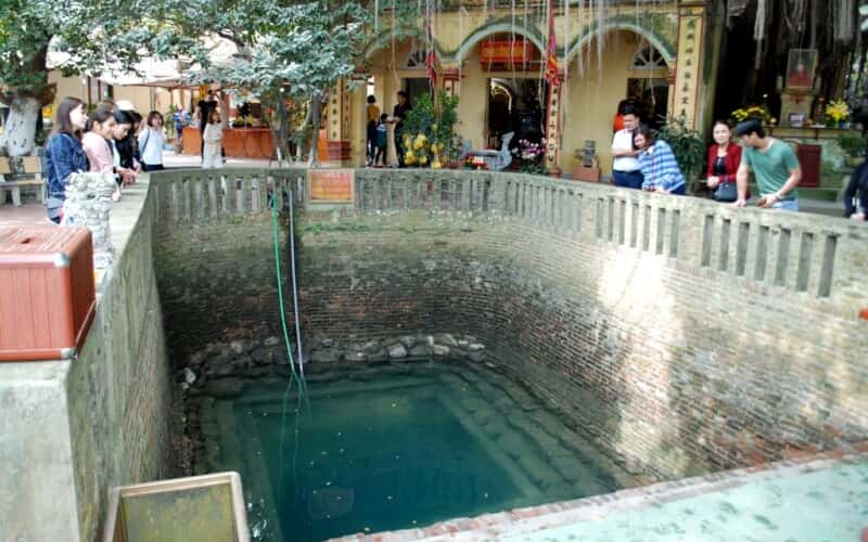 When you visit Den Cung - Gieng Ngoc, you'll often see young travelers asking for water to wash their faces. It's a popular custom here, performed with the genuine hope of bringing themselves good luck.