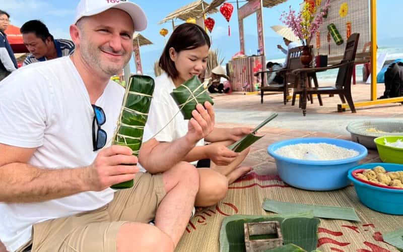 Khách quốc tế thích thú ăn mứt Tết, tự tay gói bánh chưng tại bãi biển Đà Nẵng