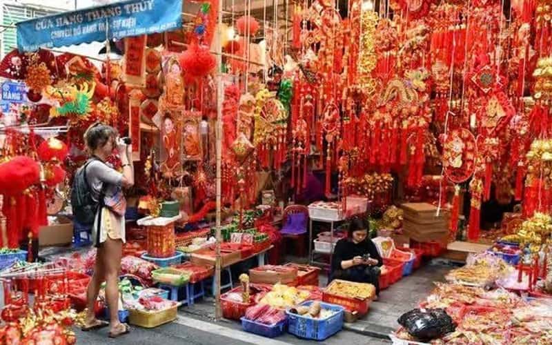 Each year, as Tết approaches, both locals and international travelers flock to Hanoi's Hàng Lược Flower Market, a truly special event that only blossoms once annually.