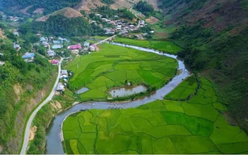 Ngỡ ngàng É Tòng mùa nước đổ