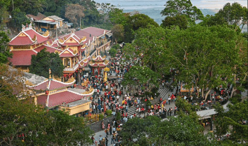Ba Linh Son Thanh Mau(Tay Ninh)를 기리는 행사