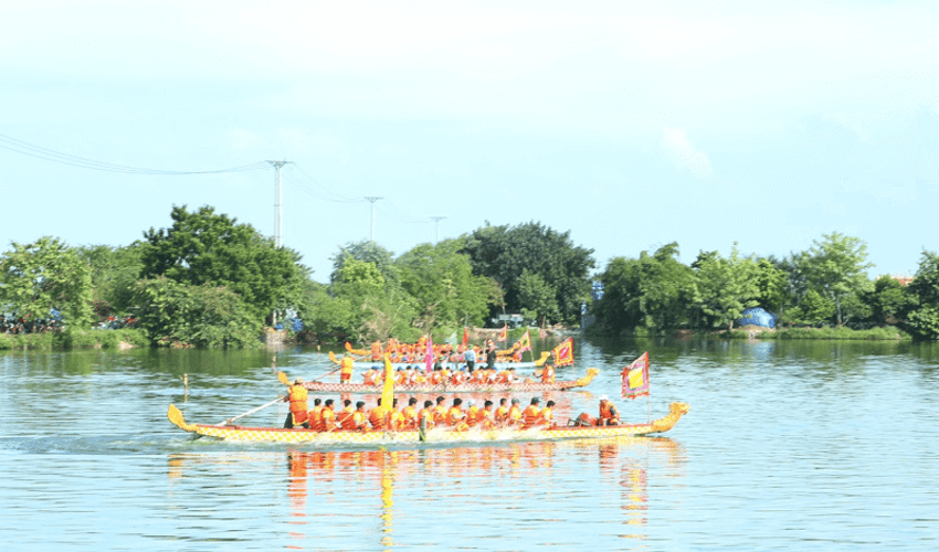Traditional swimming festival of Yen Duyen village