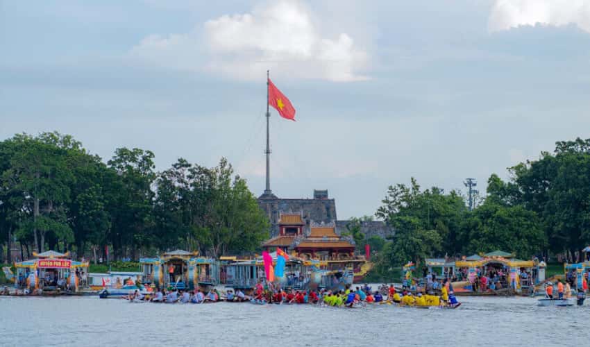 Hội đua ghe truyền thống