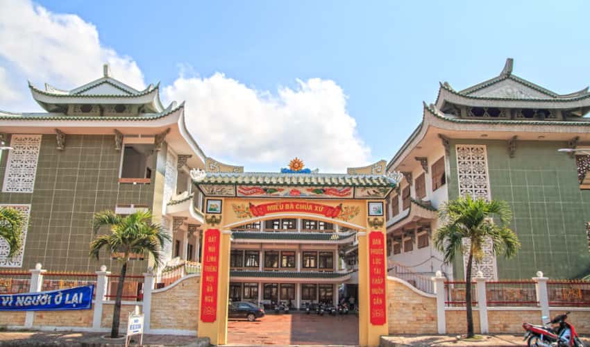 삼산(Sam Mountain)의 Ba Chua Xu 사원