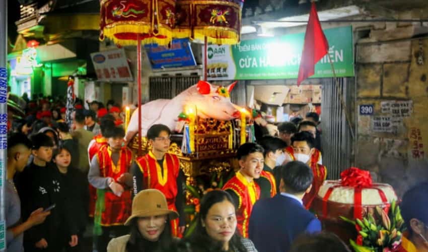 Lễ hội rước "ông lợn" làng La Phù