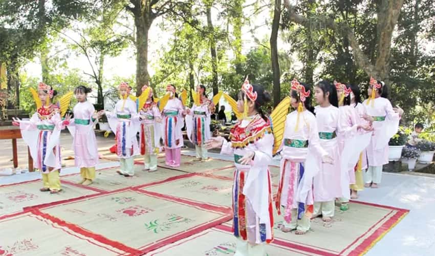 두옌 사원 축제