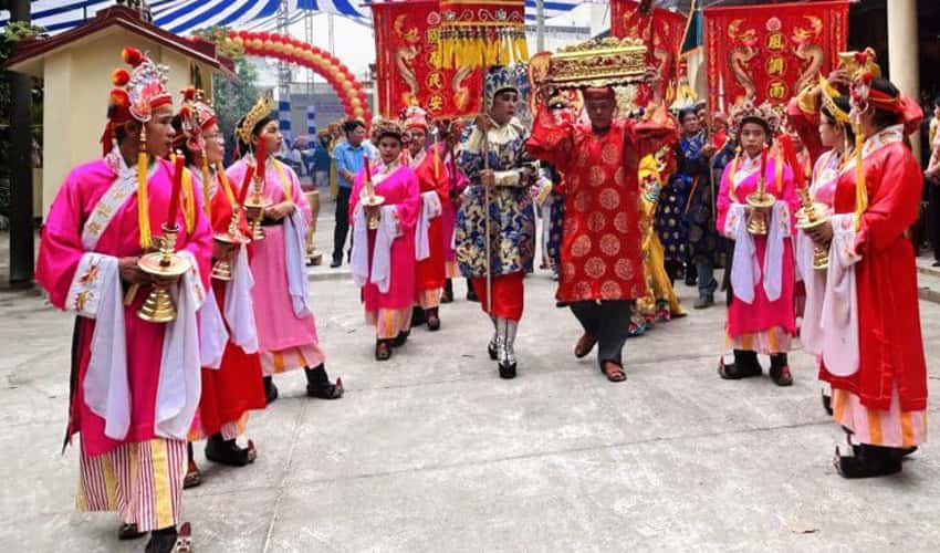 ディアン神の寺院で行われるキーエン祭り