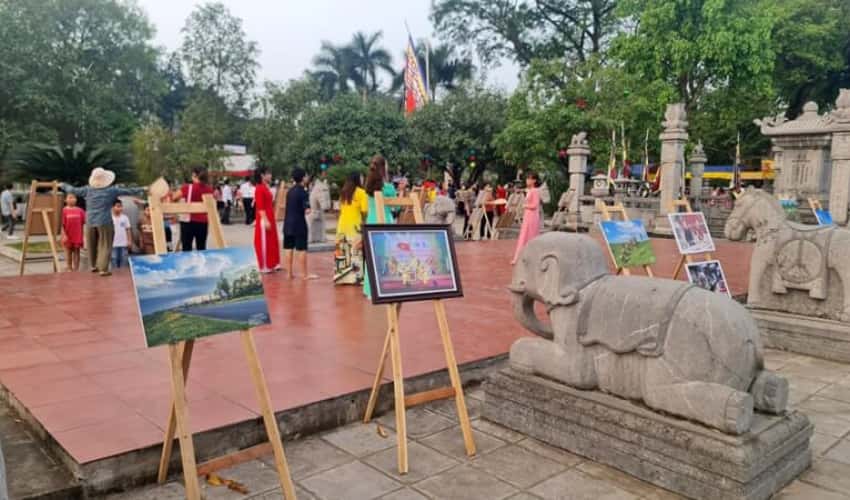 Lễ hội đền Hát Môn (Hà Nội)