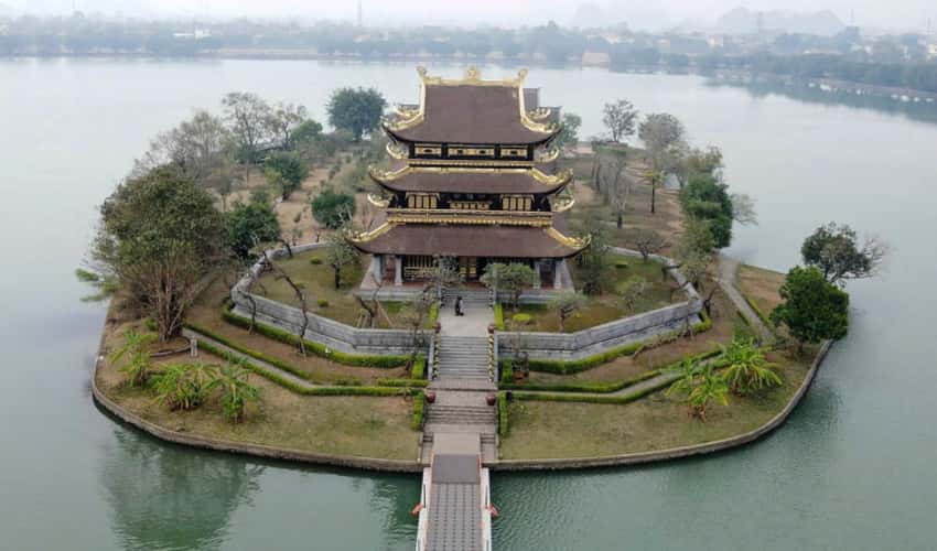 Chùa Vàng – ngôi chùa nằm giữa hồ nước ở Ninh Bình