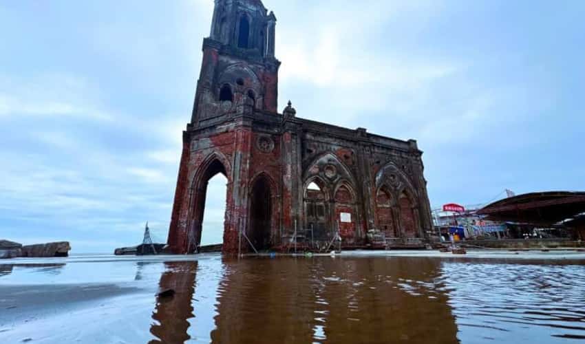 Hai Ly collapsed church