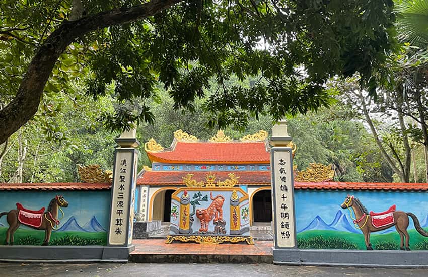 Lăng mộ và nhà thờ Đề Đốc Lê Trực