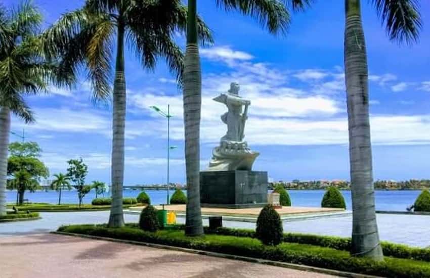 Bến đò và tượng đài Mẹ Suốt