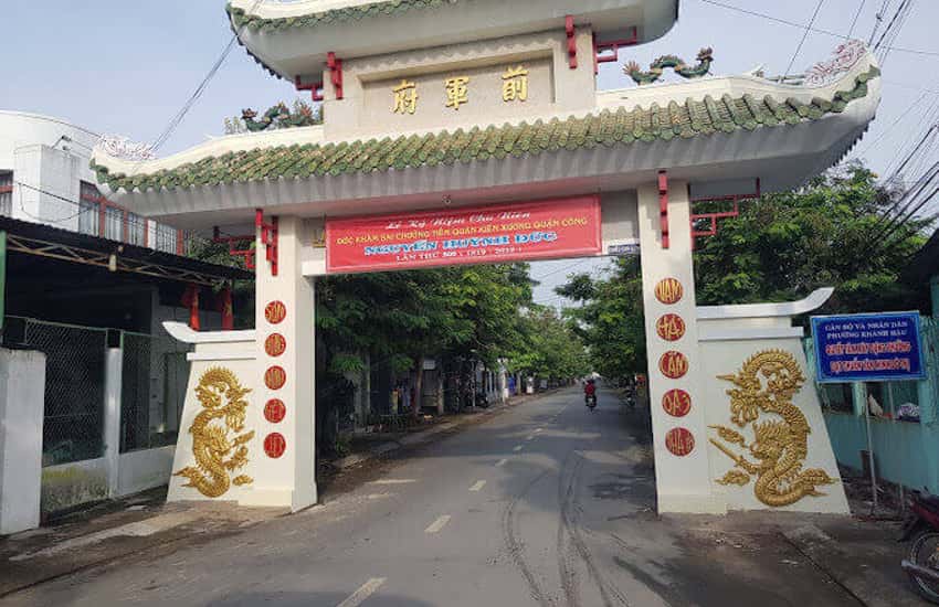 Nguyen Huynh Duc 씨의 무덤과 사원