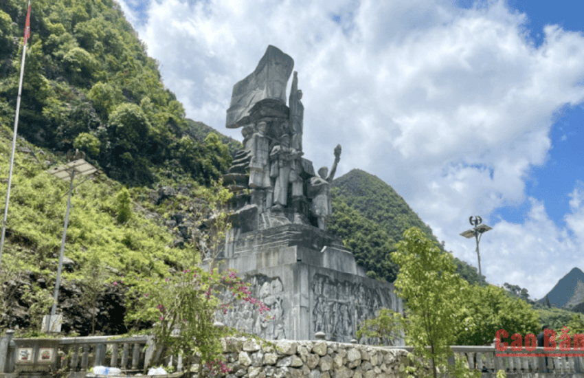 Monument to Youth Volunteers - Happiness Road