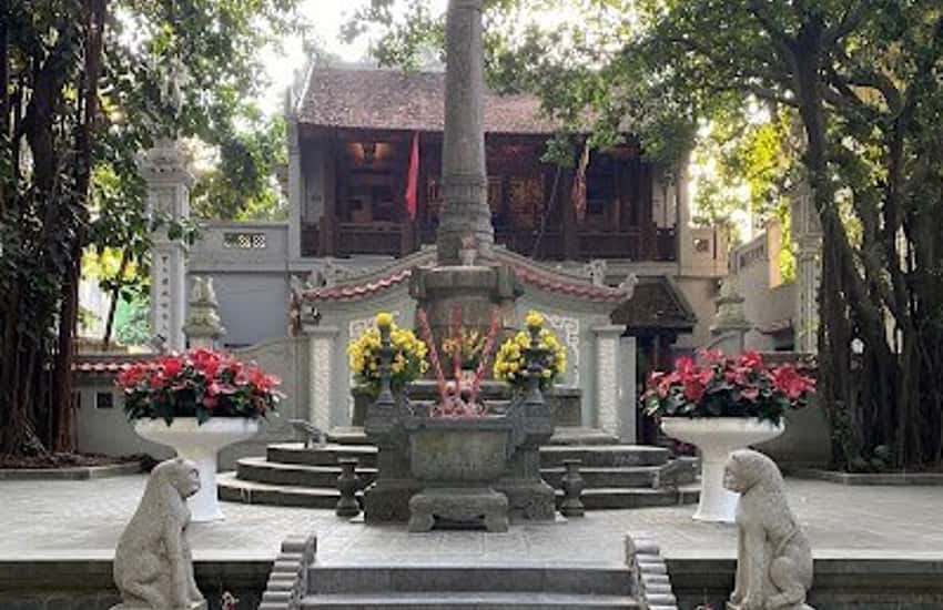 Tượng vua Lê Thái Tổ bên hồ Gươm