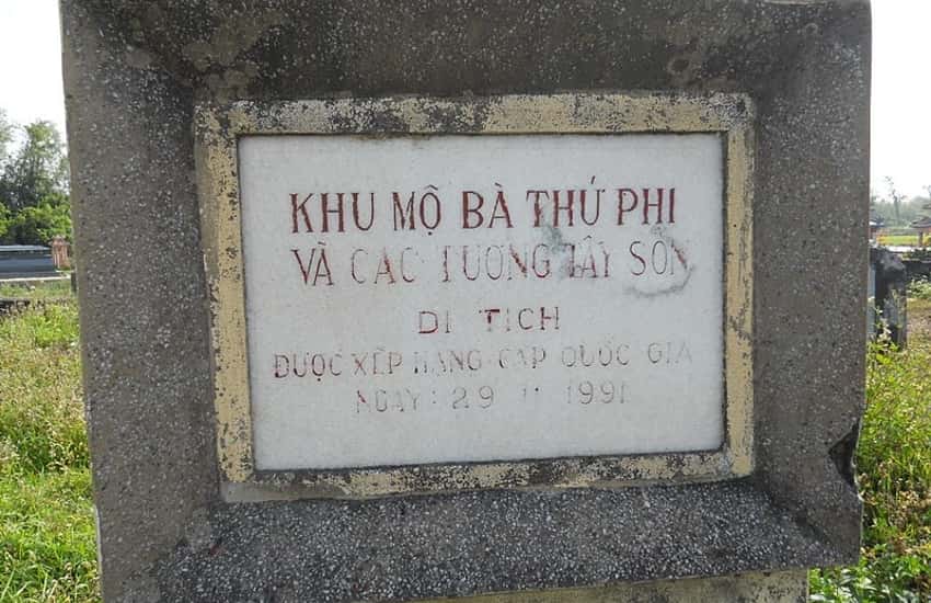 The tomb of King Quang Trung's concubine and Tay Son generals