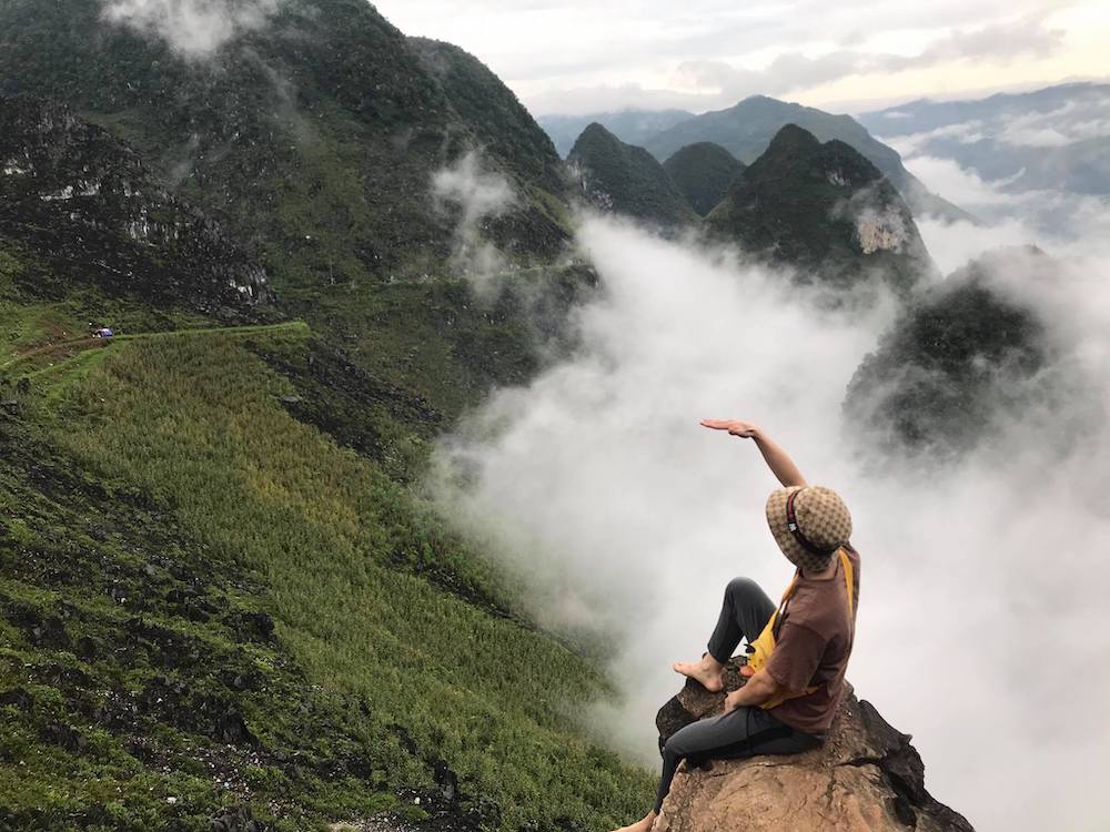 Săn mây trắng xóa tại vách đá trắng Hà Giang