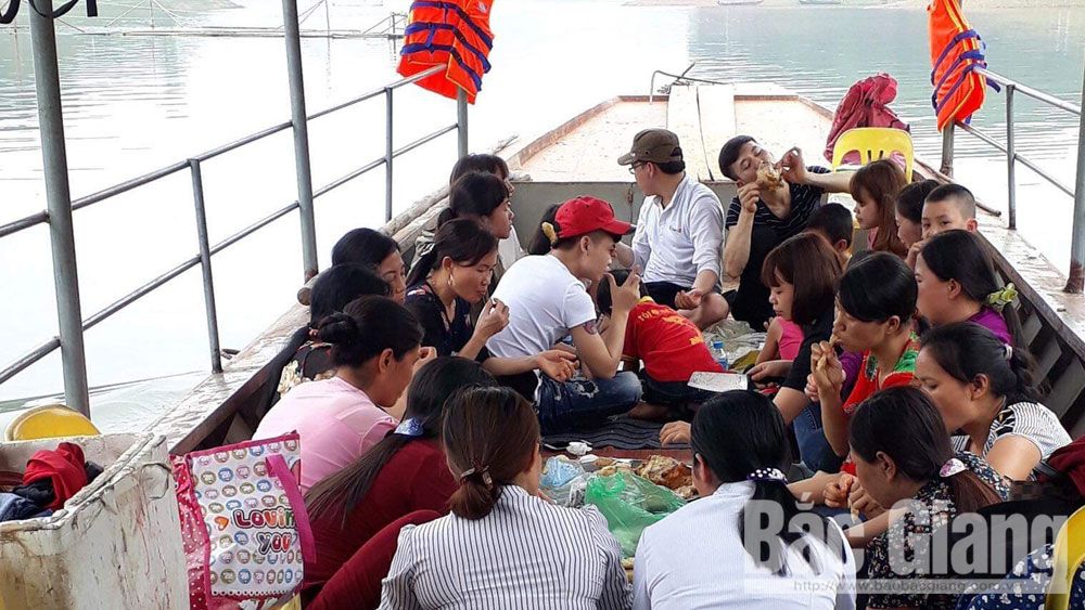 Hồ Cấm Sơn
