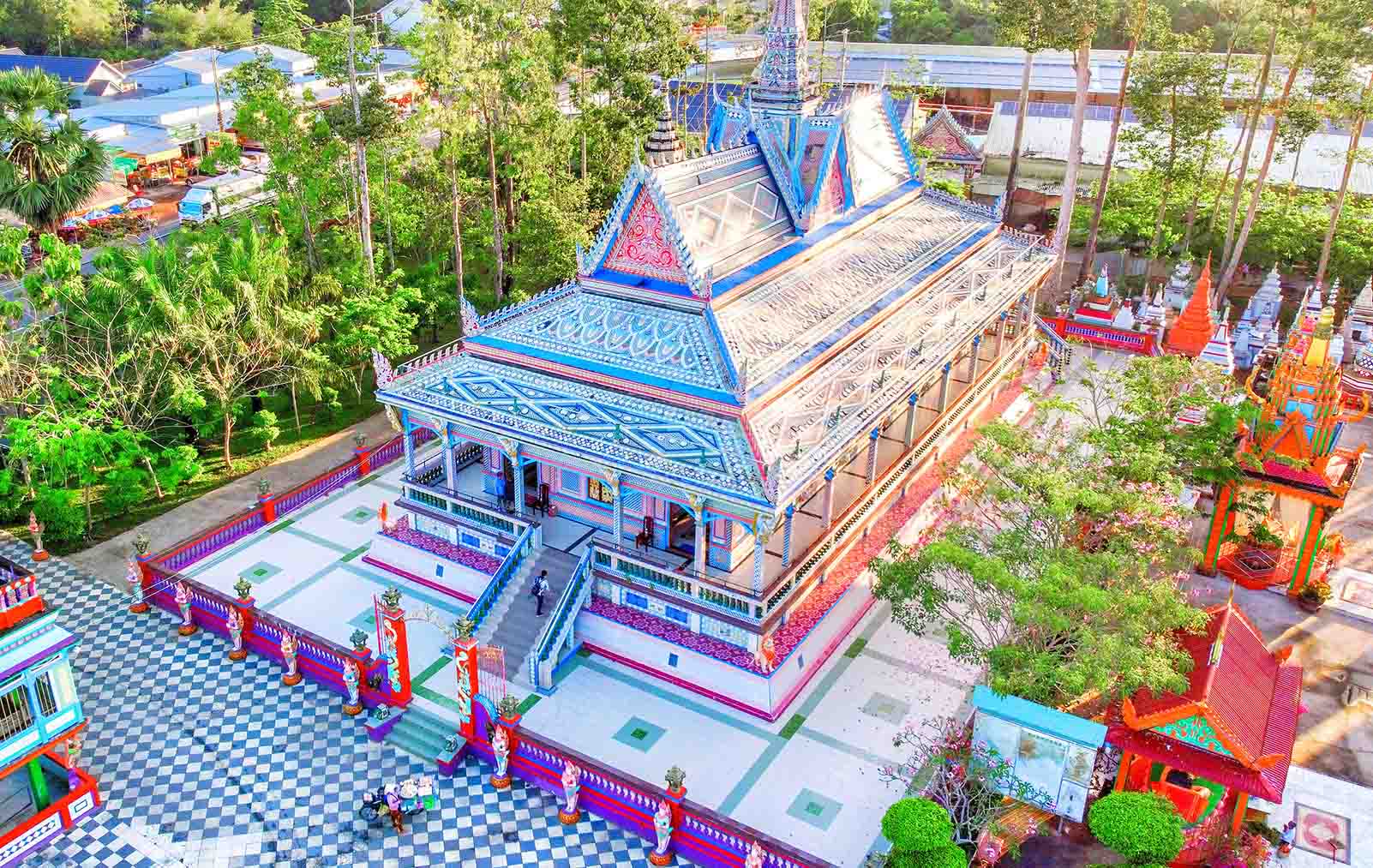 Chùa Chén Kiểu khám phá ngôi chùa đầy sắc tím ấn tượng