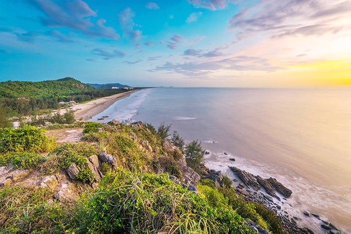 Thiên nhiên nơi đây khoác lên mình vẻ đẹp thơ mộng tựa như một bức tranh phong cảnh hữu tình.