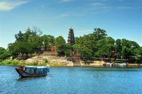 Chùa Thiên Mụ - Góc nhìn từ xa