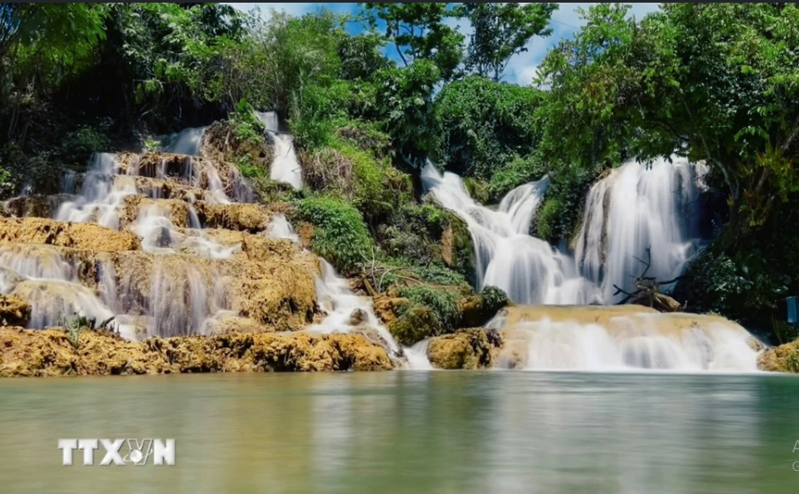 Thác Bản Sầm, hay còn gọi là thác bảy tầng, cách thành phố Cao Bằng khoảng 63km.