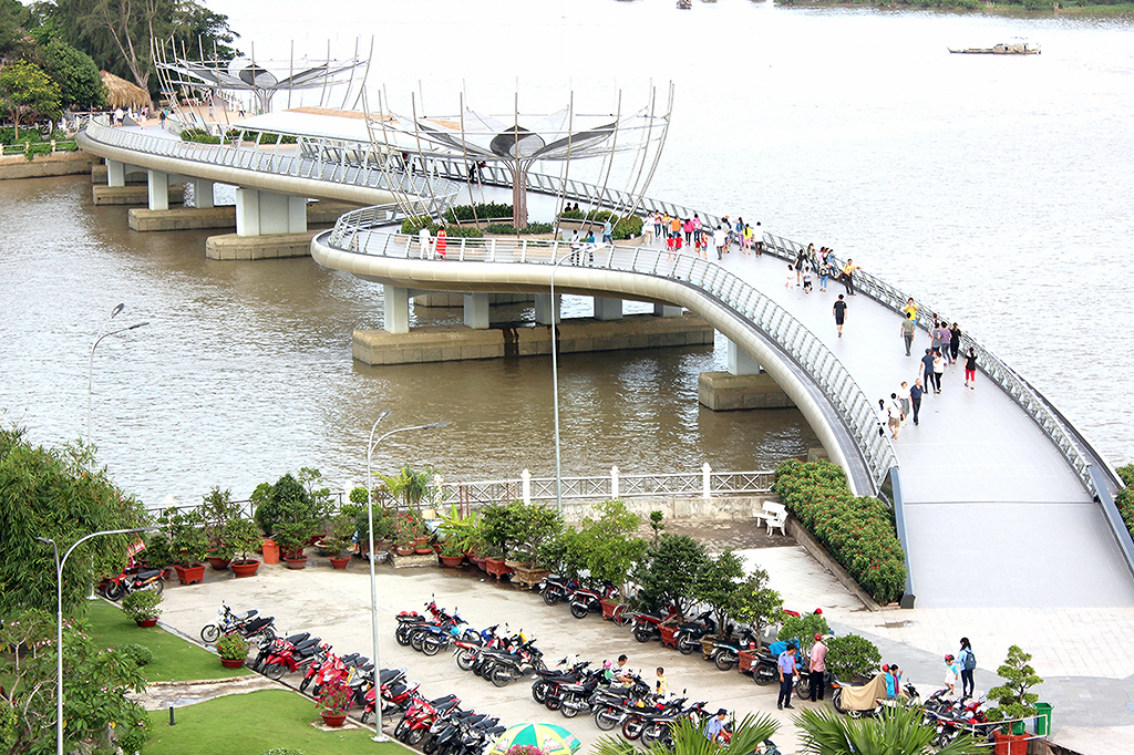 Cầu đi bộ Ninh Kiều