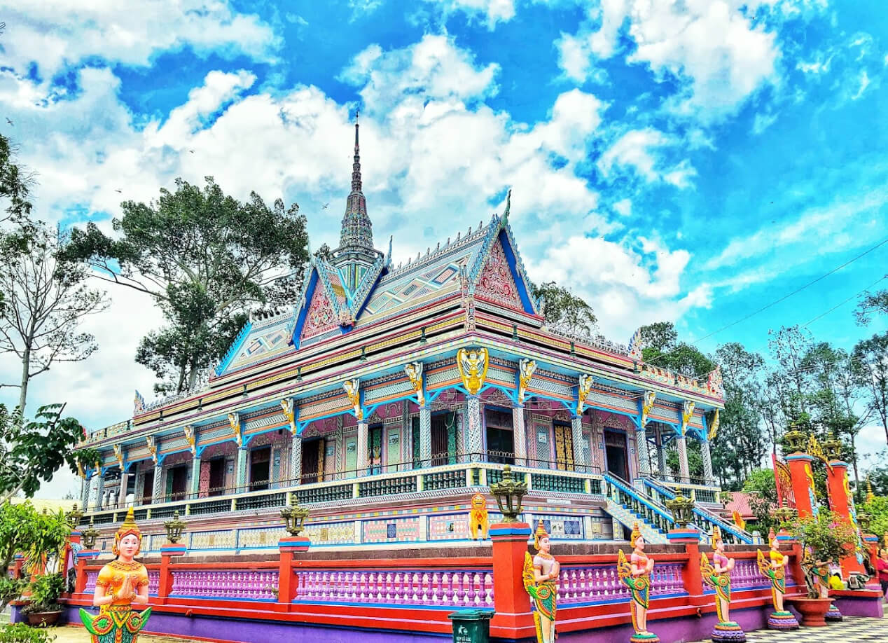 Nằm trong hệ thống chùa Khmer Nam Bộ tại Sóc Trăng, chùa Chén Kiểu được biết đến là một trong số những ngôi chùa có phong cách kiến trúc “độc nhất vô nhị” để lại dấu ấn sâu đậm trong lòng du khách.