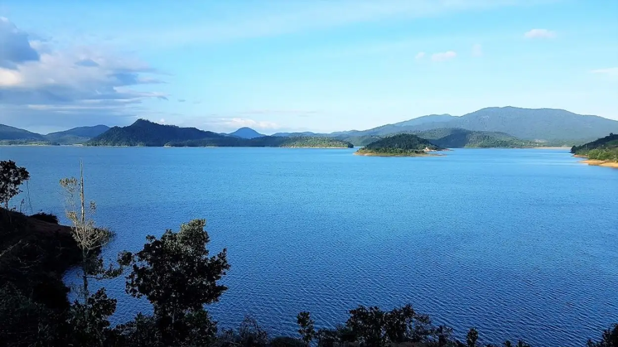ハムトゥアン湖はビントゥアン省の淡水水力発電貯水池で、ビントゥアン省ハムトゥアンバック地区のダミコミューンにあります。