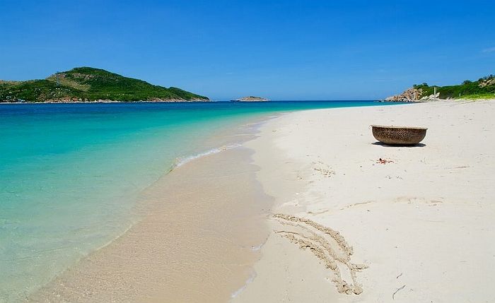 바이킨(Bai Kinh)은 부드러운 모래, 맑고 푸른 바다, 잔잔한 파도, 특히 주변 산의 풍경으로 유명합니다.