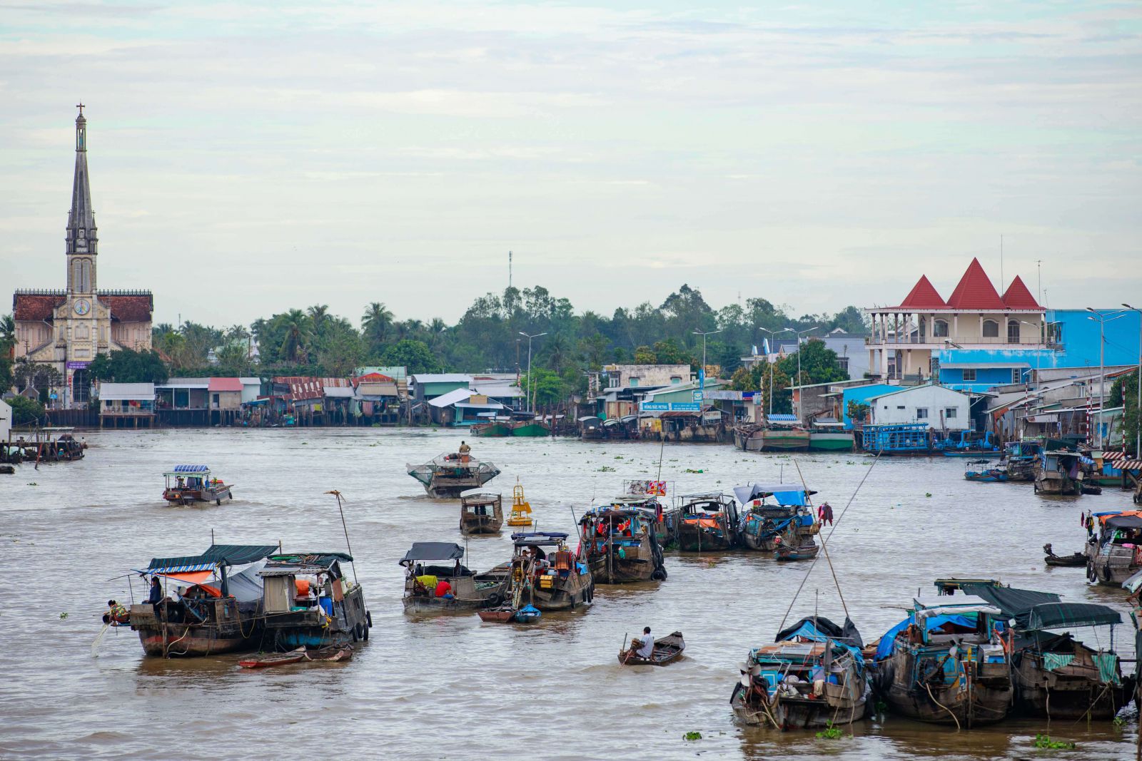 Chợ nổi cái Bè