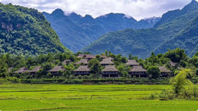 Bản Lác Mai Châu đẹp mộc mạc giữa núi rừng.