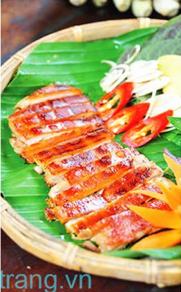 皮パリパリの豚肉のグリル。