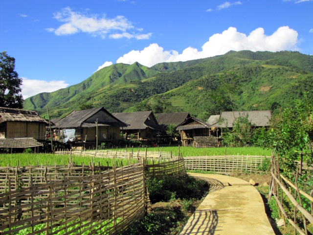 Bản Hon thuộc huyện Tam Đường, cách trung tâm thành phố Lai Châu khoảng 20 km.