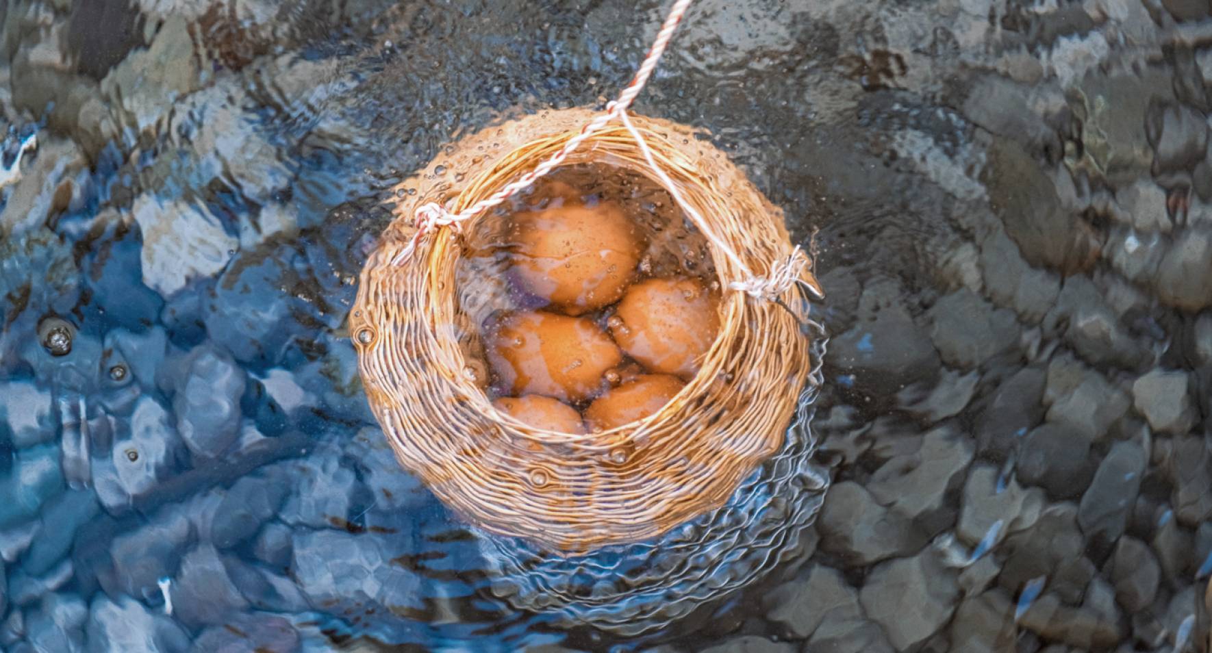 バン鉱泉のお湯で卵をゆでる