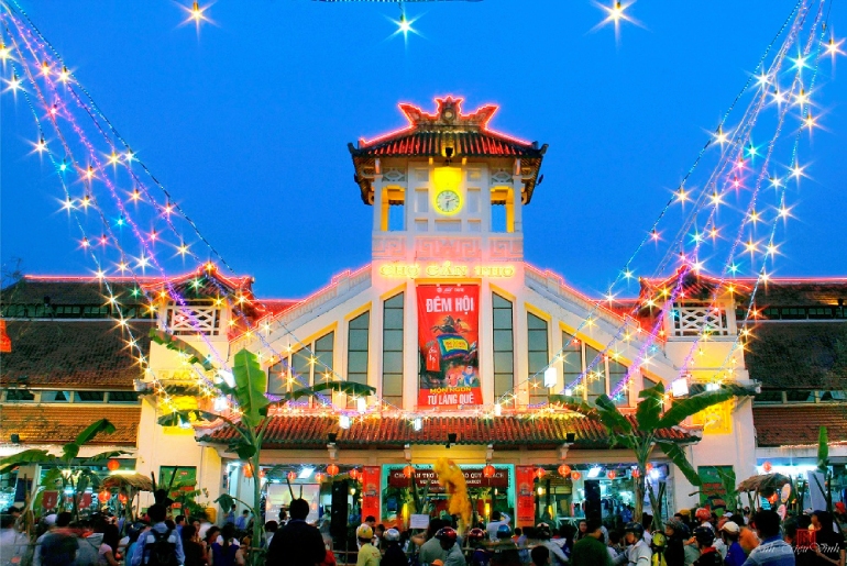 Vẻ đẹp của Chợ đêm Tây Đô được nhiều người yêu thích. Càng về đêm, ngồi chợ này lại càng trở nên nhộn nhịp