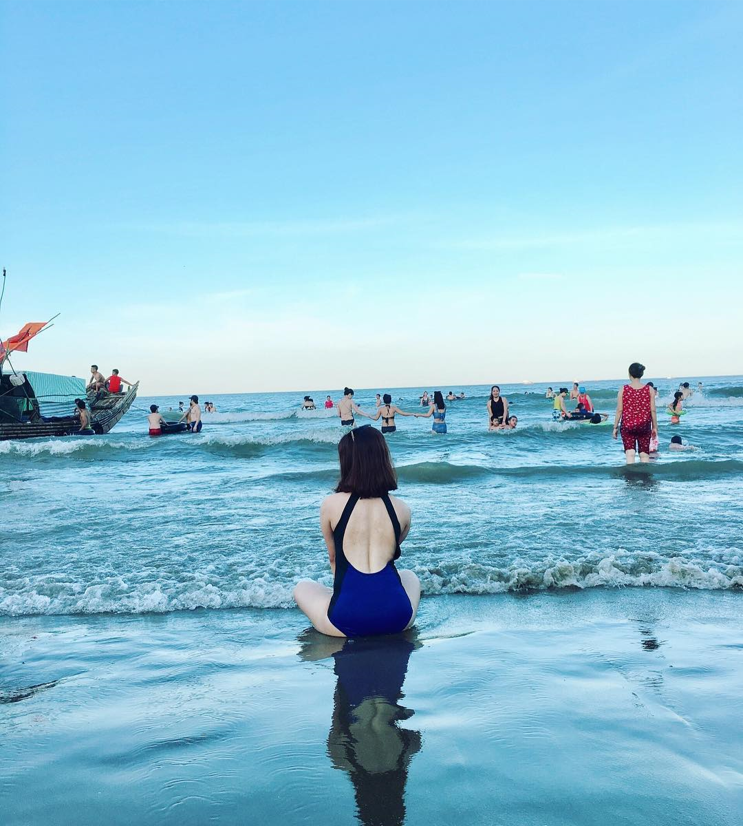 Dù vào giữa vụ hè, biển Hài Hòa cũng không đông đúc nhộn nhịp như ở Sầm Sơn nên bạn có thể thỏa sức ngâm mình dưới làn nước
