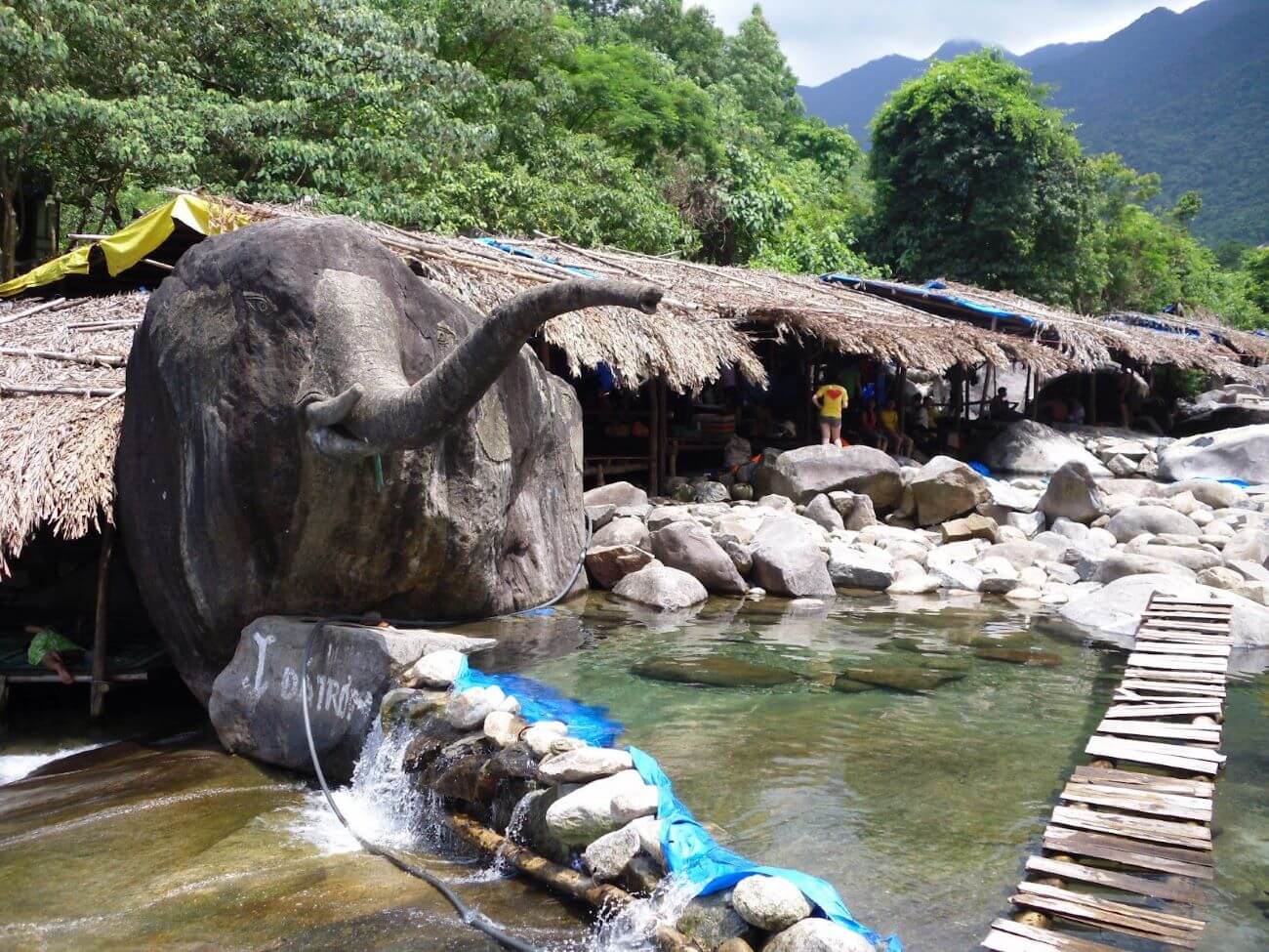 Suối Voi nằm trên địa phận tỉnh Thừa Thiên Huế. Người dân nơi đây còn gọi bằng một tên gọi thân thương khác là suối Mệ, tức là “con voi khổng lồ”