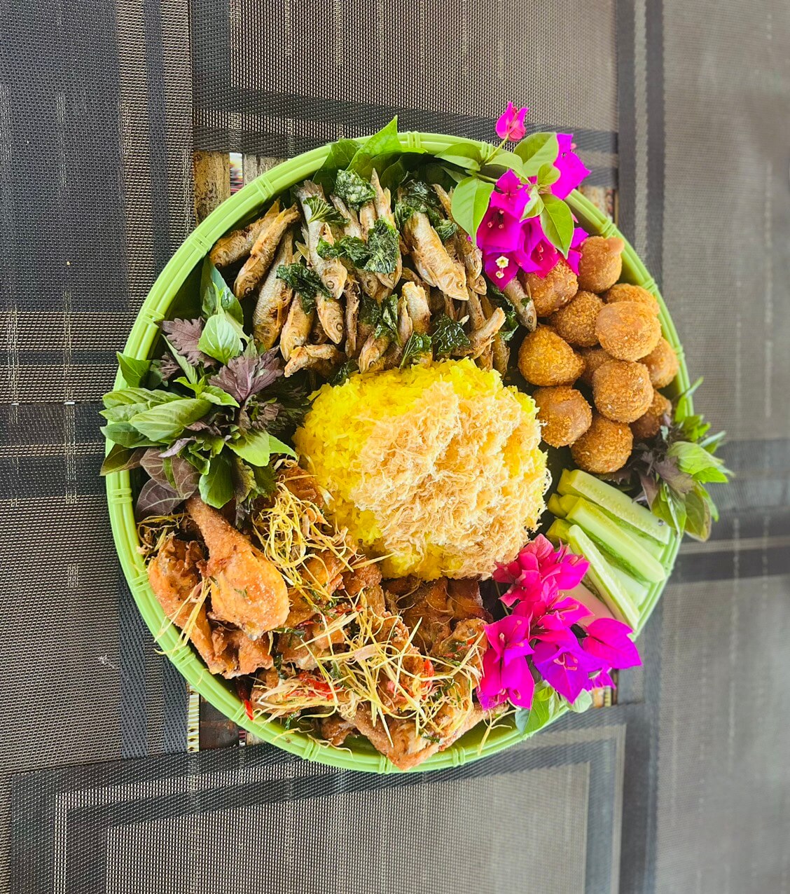 Ngày 1 - TP. HỒ CHÍ MINH - CAO HÙNG (Ăn nhẹ trên máy bay)