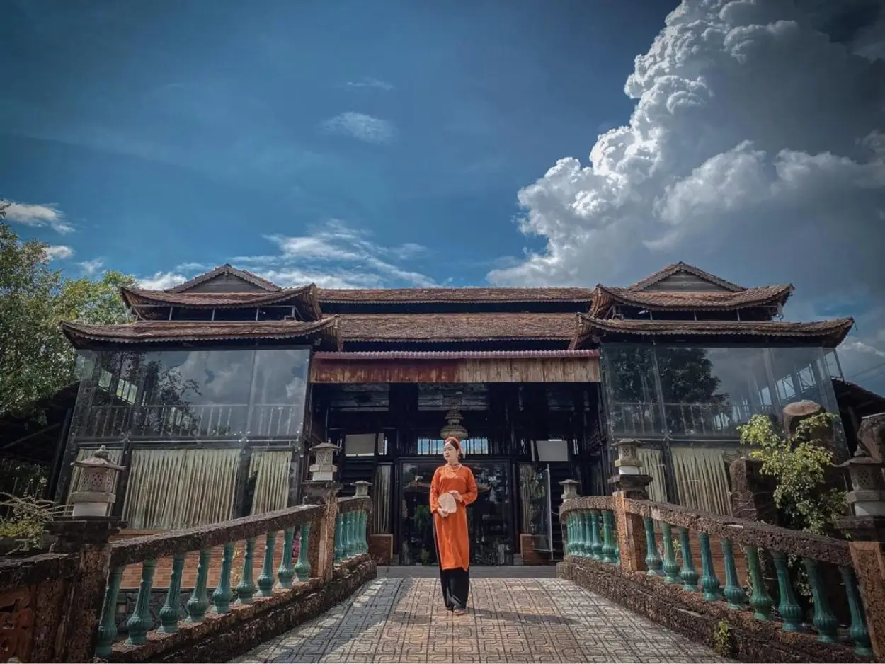 Trong khi tham quan, bạn cũng có thể tranh thủ chụp ảnh thật đẹp tại nhiều nơi ở làng cổ