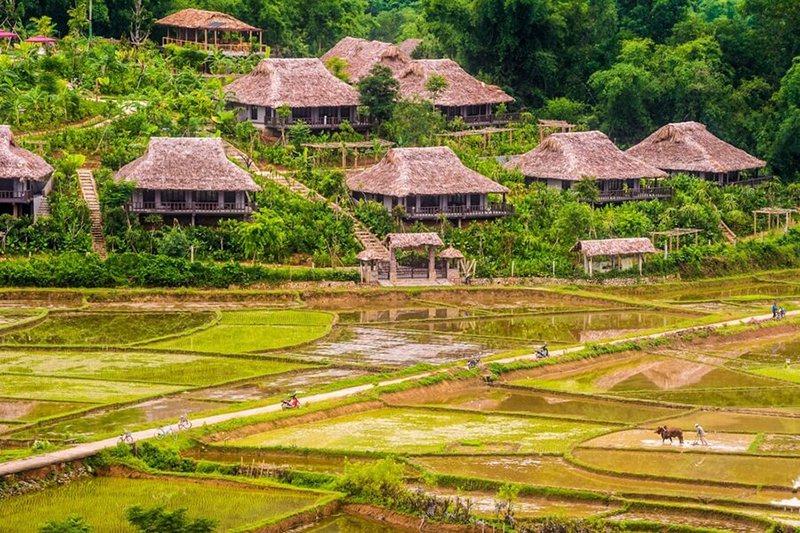 Những ngôi nhà sàn nằm lác đác khắp nơi là hình ảnh bạn có thể dễ dàng bắt gặp khi đến Bản Lác.