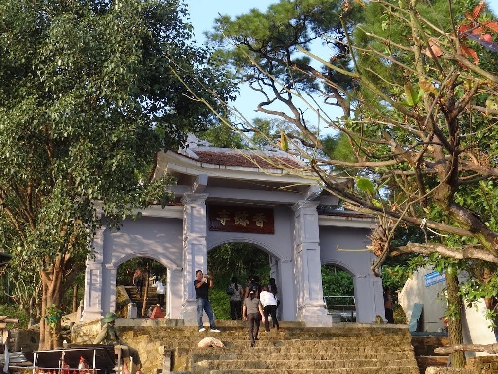 Cổng chùa Hương Tích