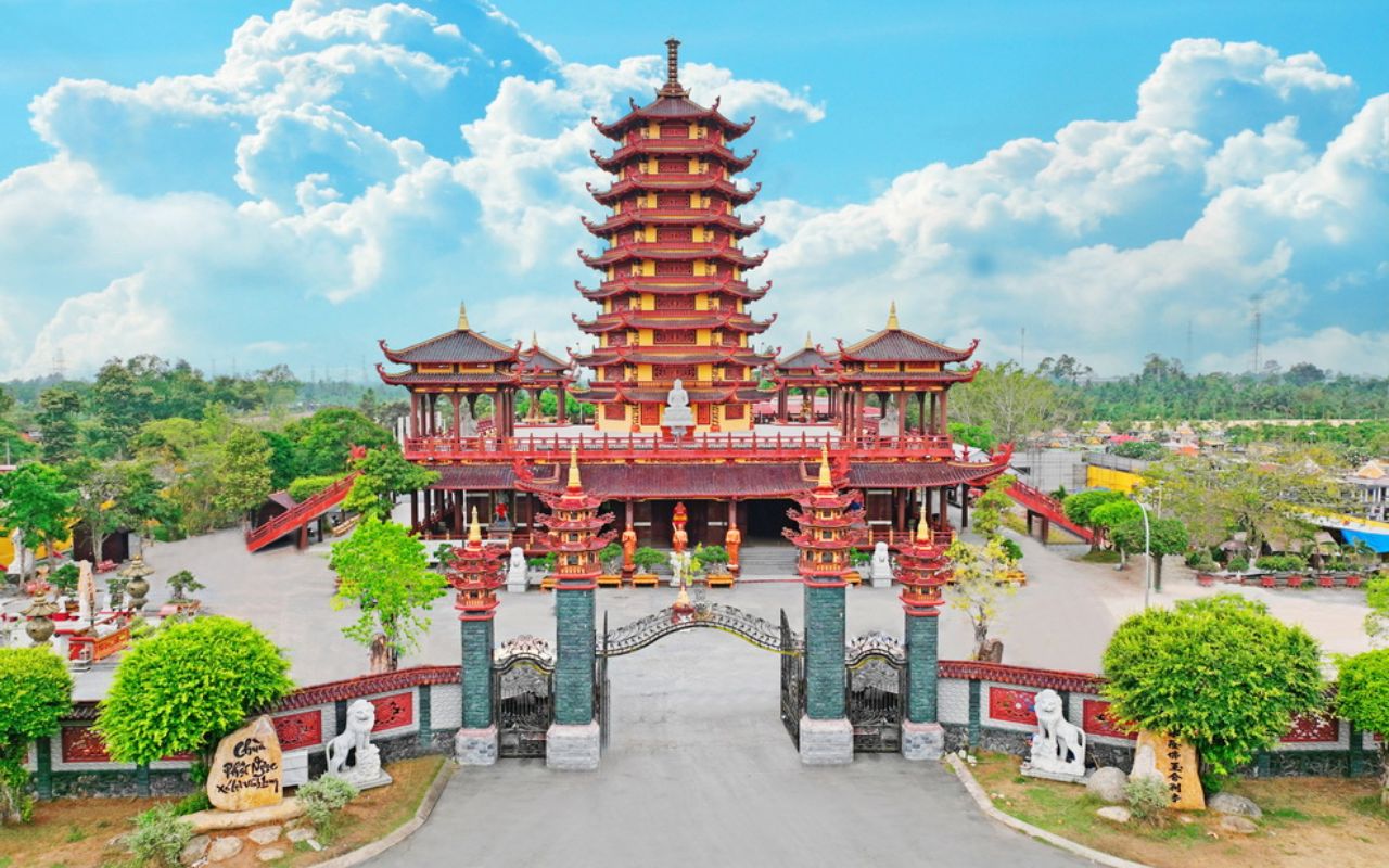 Chùa Phật Ngọc Xá Lợi Vĩnh Long được mọi người ví von như một thị trấn cổ thu nhỏ vì phong cách kiến trúc mang đậm bản sắc văn hóa Phật giáo của người Việt Nam