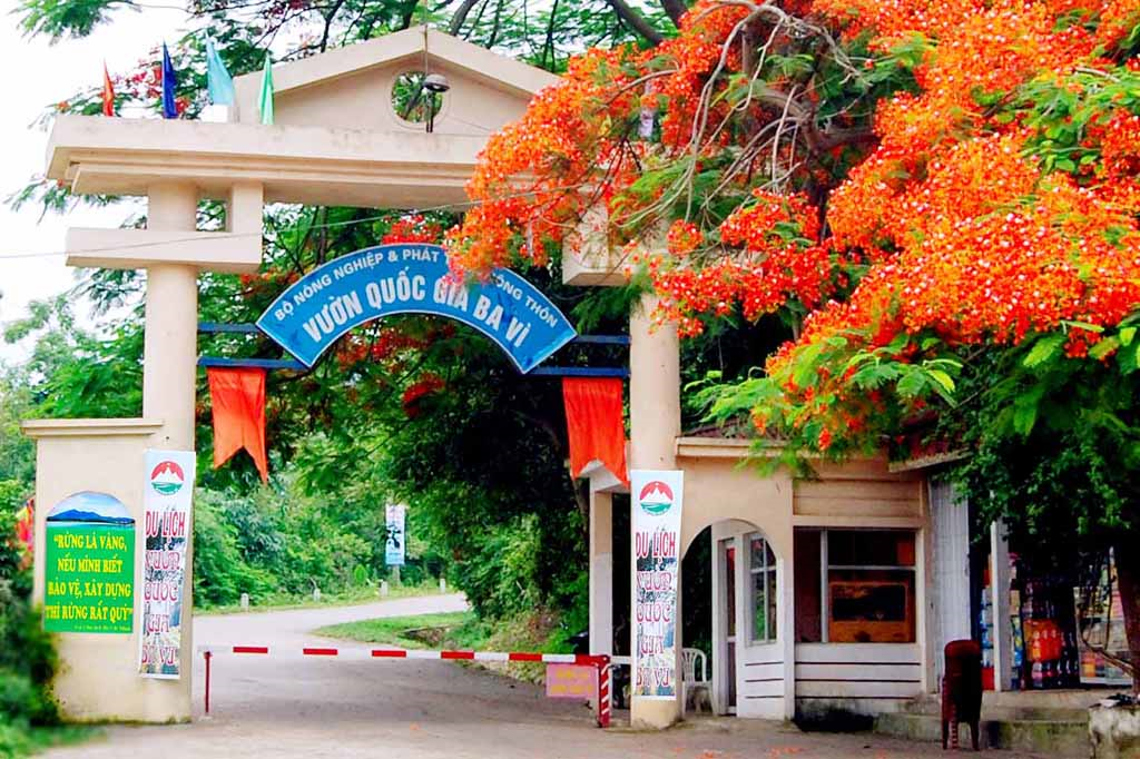 Cổng vào vườn Quốc Gia Ba Vì