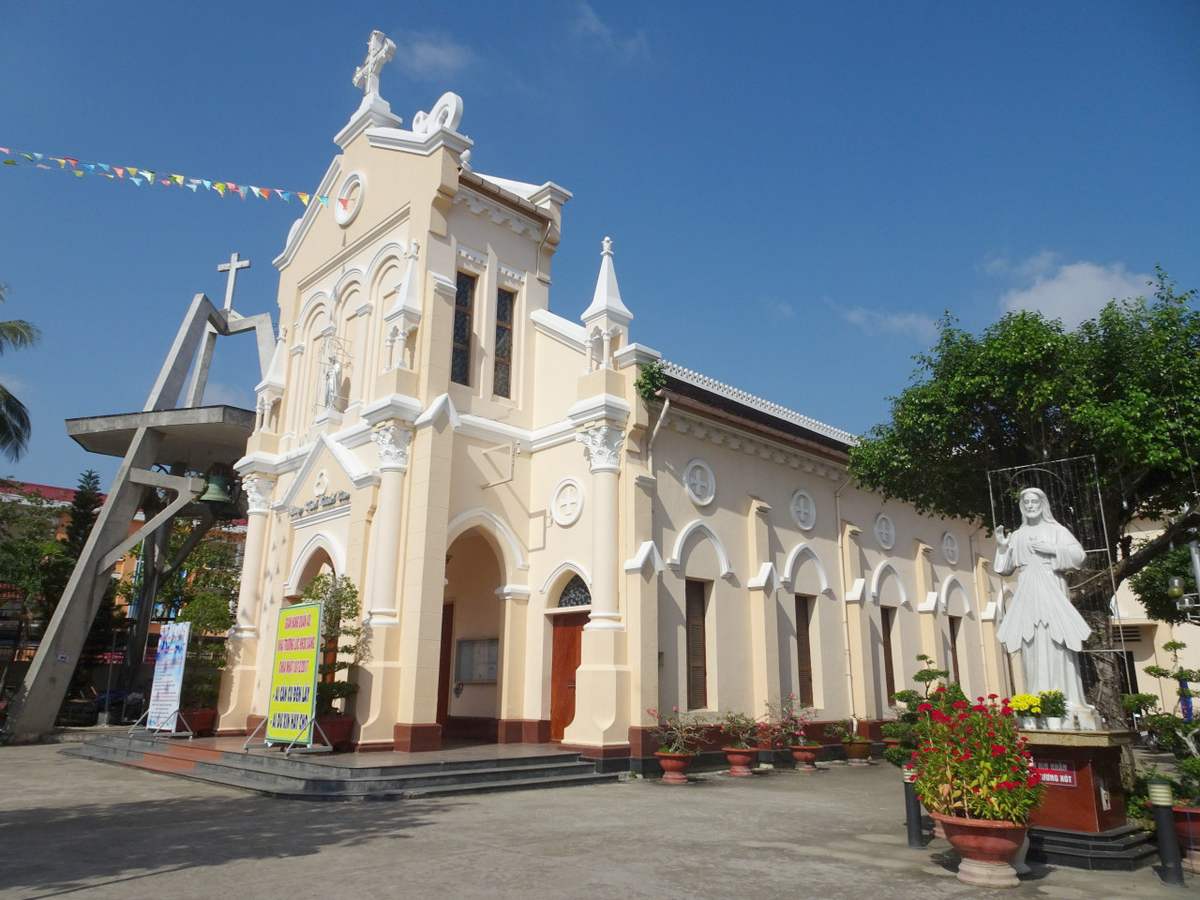 Nhà thờ Chánh Tòa Mỹ Tho sở hữu vẻ đẹp yên bình nơi đại lộ Hùng Vương, đồng thời là ngôi nhà chung thứ ba của họ đạo Mỹ Tho ở vùng đất này.