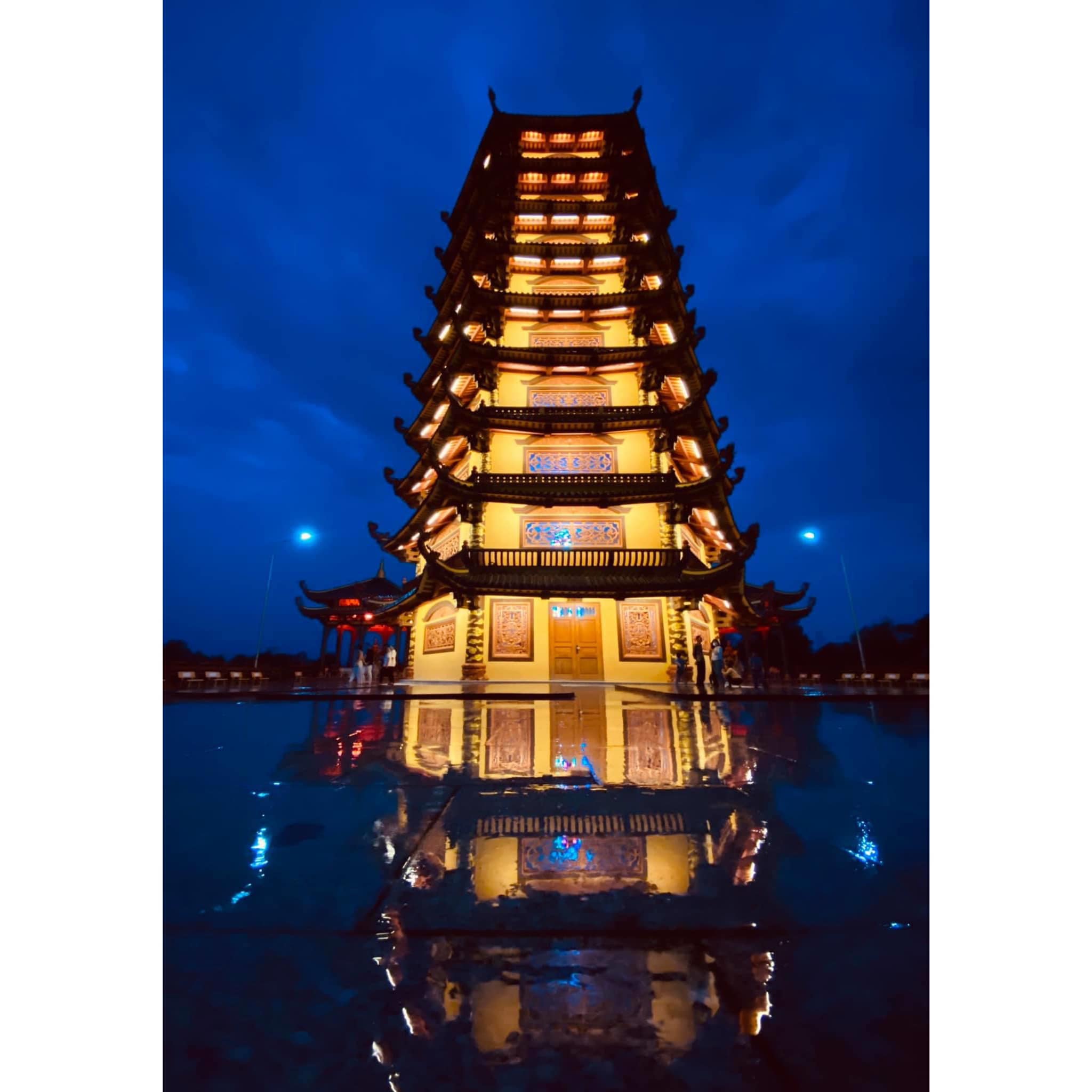 Tòa bảo tháp cao 49m sở hữu vẻ đẹp cổ kính, nghiêm nghị và hùng vĩ vô cùng nhờ thiết kế hình lục giác