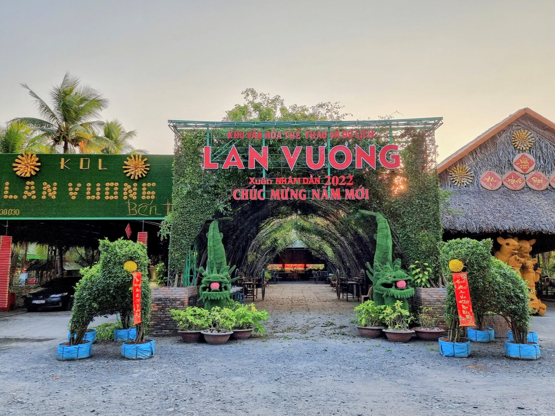 Cổng chào khu du lịch Lan Vương