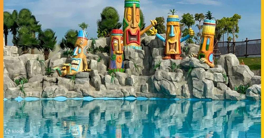Tiki Family Waterfall - nơi mà gia đình có thể tận hưởng những giây phút thả lỏng, thư giãn trong không gian hồ bơi tươi mát.