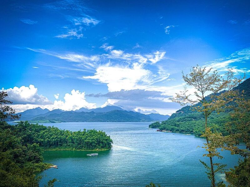 Không gian Hồ Ba Khan trầm lắng, yên ả tựa bức tranh thủy mặc