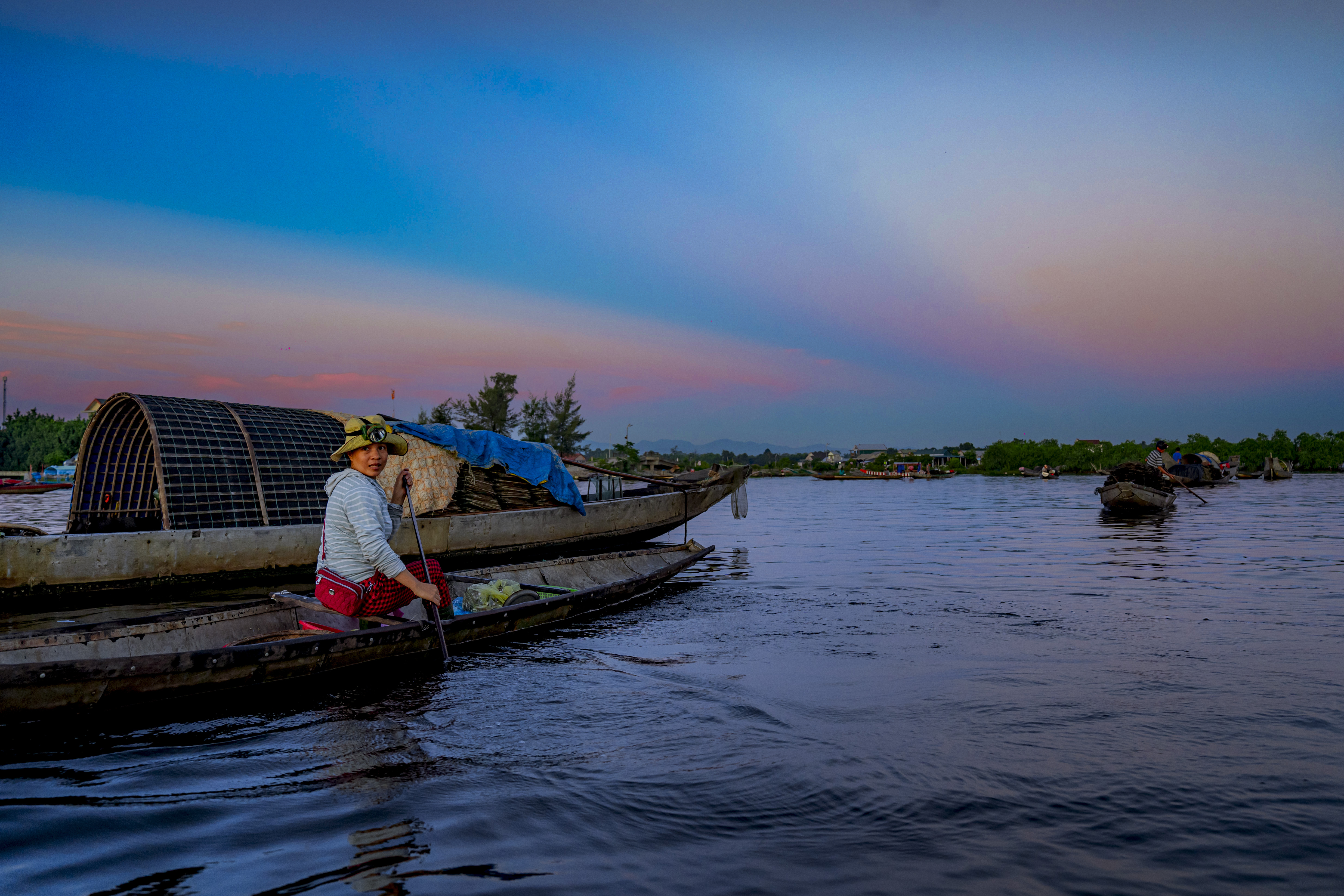 Bình minh trên chợ nổi Phá Tam Giang